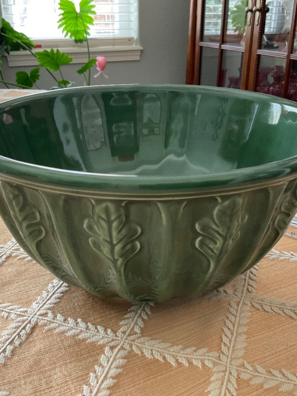 Green Furio 8.5 inch bowl.  Ceramic.  Oak leaf and rib design.  EUC